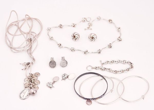 A GROUP OF JEWELLERY TO INCLUDE SOME SILVER (10)