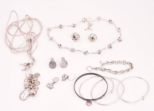 A GROUP OF JEWELLERY TO INCLUDE SOME SILVER (10)