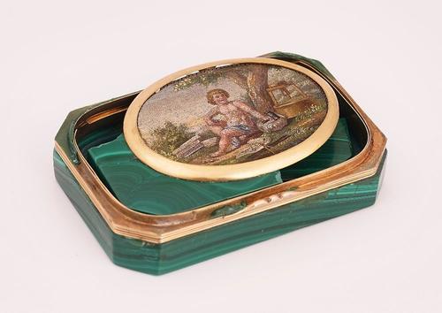 AN ITALIAN CUT CORNERED RECTANGULAR MALACHITE BOX