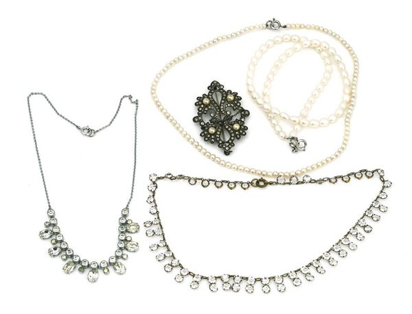 A SINGLE ROW NECKLACE OF CULTURED AND IMITATION PEARLS AND FOUR FURTHER ITEMS (5)