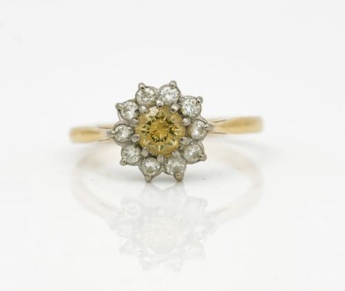 AN 18CT GOLD, CHAMPAGNE COLOURED DIAMOND AND DIAMOND CLUSTER RING
