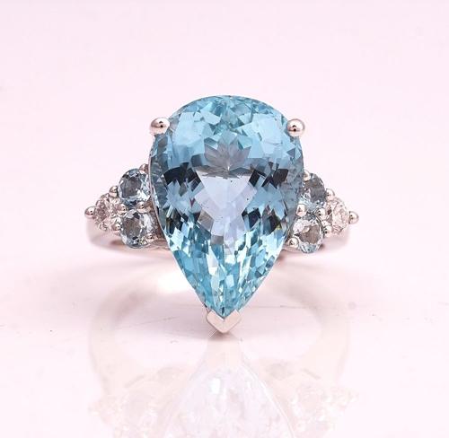 A WHITE GOLD, AQUAMARINE AND DIAMOND RING