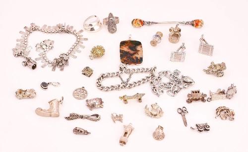 A GROUP OF MOSTLY SILVER JEWELLERY (32)