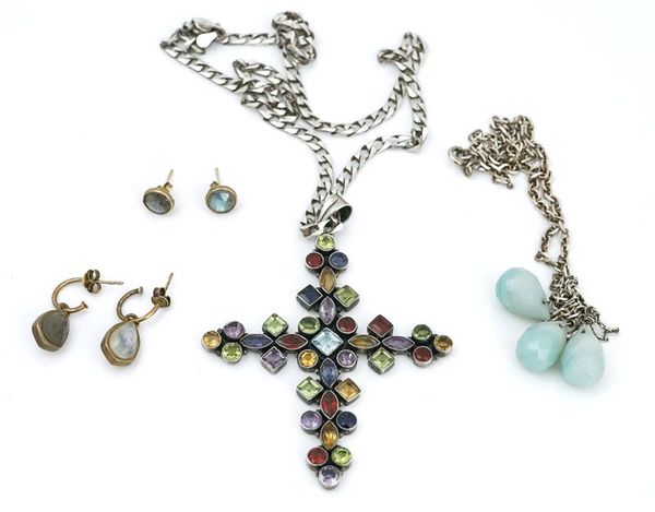 A MULTICOLOURED GEMSTONE SET SILVER CRUCIFORM PENDANT NECKLACE AND THREE FURTHER ITEMS (4)