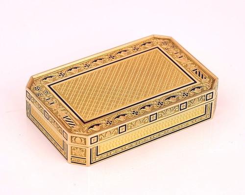 A FRENCH GOLD AND ENAMELED CUT CORNERED RECTANGULAR SNUFF BOX