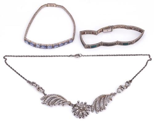 A SAPPHIRE BRACELET AND TWO FURTHER ITEMS (3)