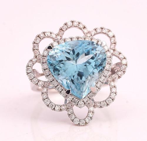 A WHITE GOLD, AQUAMARINE AND DIAMOND RING