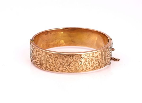 A 9CT GOLD OVAL HINGED BANGLE