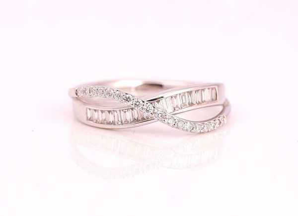 AN 18CT WHITE GOLD AND DIAMOND RING