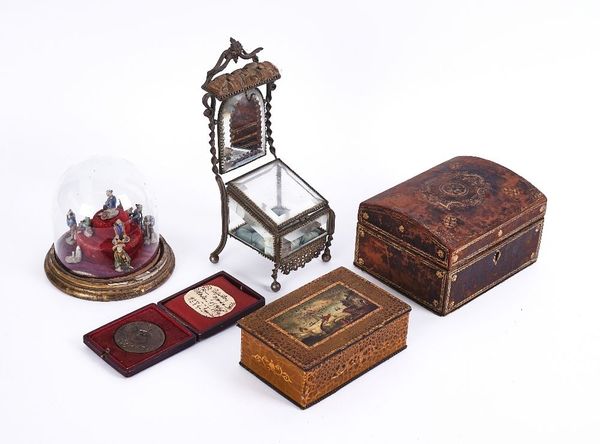 A FRENCH NOVELTY JEWELLERY CASKET, A TOLE PEINTE BOX AND FURTHER ITEMS (5)