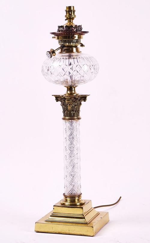 A LATE VICTORIAN BRASS AND GLASS CORINTHIAN COLUMN TABLE LAMP