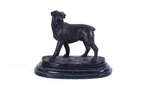 A PATINATED BRONZE SCULPTURE OF A LABRADOR RETRIEVER