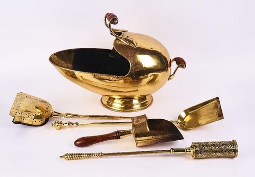 A VICTORIAN BRASS AND WIREWORK FENDER TOGETHER WITH OTHER BRASS FIRE PLACE ITEMS (7)