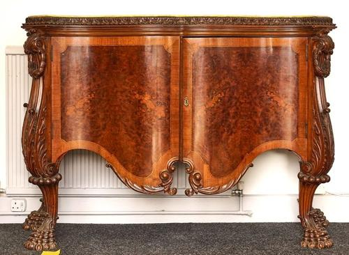 A 17TH CENTURY STYLE ITALIAN COMMODE