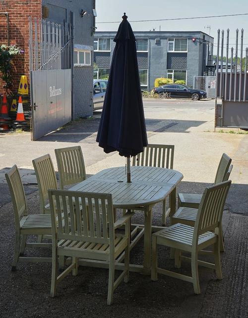 A CREAM PAINTED HARDWOOD OVAL EXTENDING GARDEN TABLE (10)