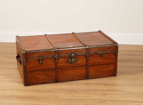 AN EARLY 20TH CENTURY BRASS-BOUND CAMPHOR WOOD TRAVELLING TRUNK