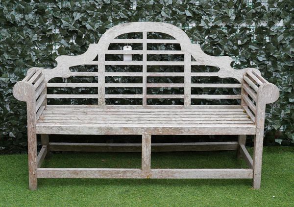 A HARDWOOD LUTYENS GARDEN BENCH (2)