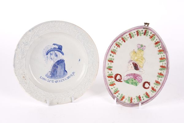 A QUEEN CAROLINE COMMEMORATIVE PEARLWARE PLAQUE AND A BLUE AND WHITE PLATE (2)