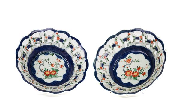 A PAIR OF WORCESTER SMALL SCALE-BLUE GROUND SHALLOW PIERCED BASKETS (2)