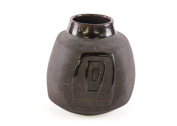 JANET LEACH ( 1918-1997) A STONEWARE VASE