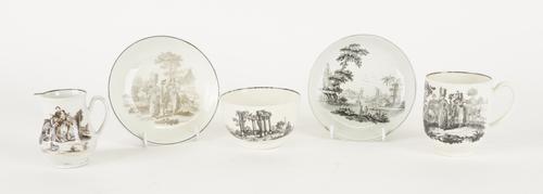 A GROUP OF FIVE ITEMS OF WORCESTER PORCELAIN (5)