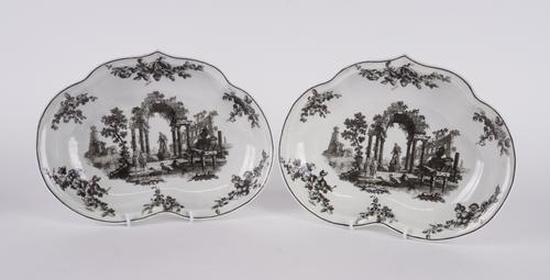A PAIR OF WORCESTER HEART-SHAPED DISHES (2)
