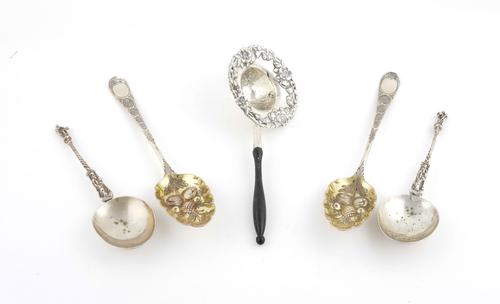 TWO PAIRS OF SPOONS AND A STRAINER (5)