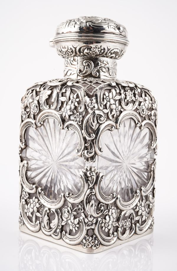 A SILVER MOUNTED RECTANGULAR FACETED GLASS HINGE LIDDED SCENT BOTTLE