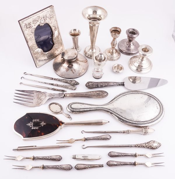 TWO SILVER MOUNTED HAND MIRRORS AND TWENTY-FIVE FURTHER ITEMS (27)