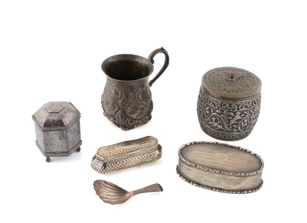 A VICTORIAN SILVER MUG AND FIVE FURTHER ITEMS (6)