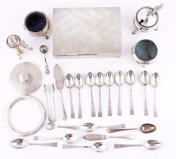 A GROUP OF SILVER AND SILVER MOUNTED WARES (27)