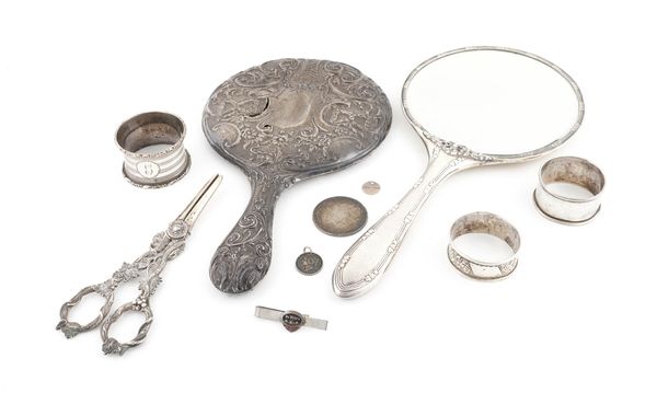 A GROUP OF SILVER AND SILVER MOUNTED WARES AND FURTHER ITEMS (11)