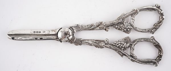 A PAIR OF SILVER GRAPE SCISSORS AND A SET OF SIX SILVER TEASPOONS (2)