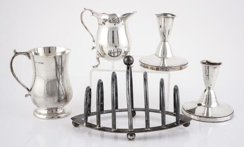 A SILVER TOASTRACK AND FOUR FURTHER SILVER ITEMS (5)