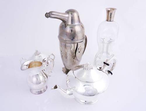 A COCKTAIL JUG AND FURTHER ITEMS (5)