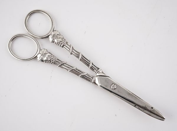 A PAIR OF REGENCY SILVER GRAPE-SCISSORS