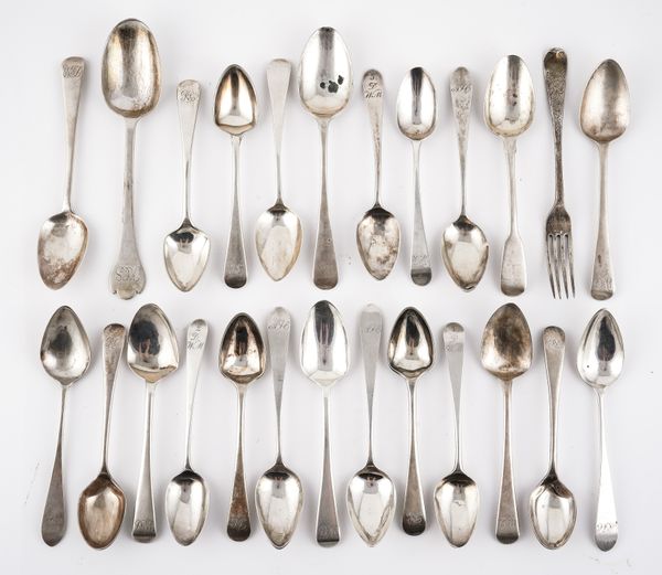 A GROUP OF SILVER SPOONS AND FURTHER FLATWARE (25)