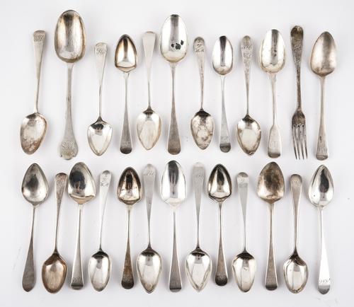 A GROUP OF SILVER SPOONS AND FURTHER FLATWARE (25)