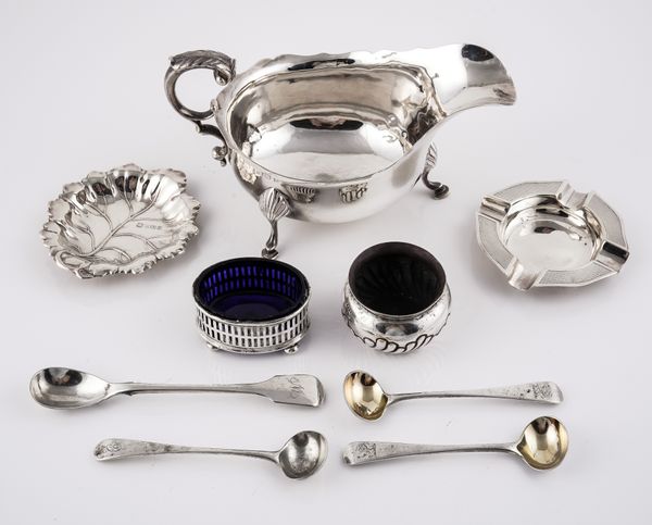 A SILVER SAUCEBOAT AND EIGHT FURTHER ITEMS OF SILVER (9)