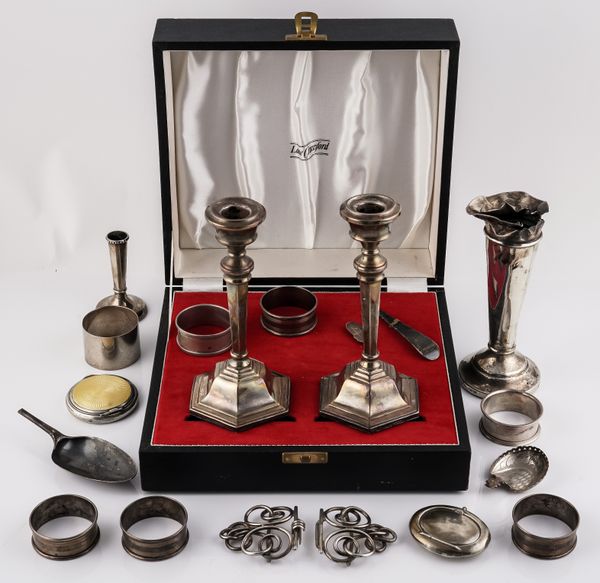 A PAIR OF SILVER CANDLESTICKS AND A GROUP OF SILVER (QTY)