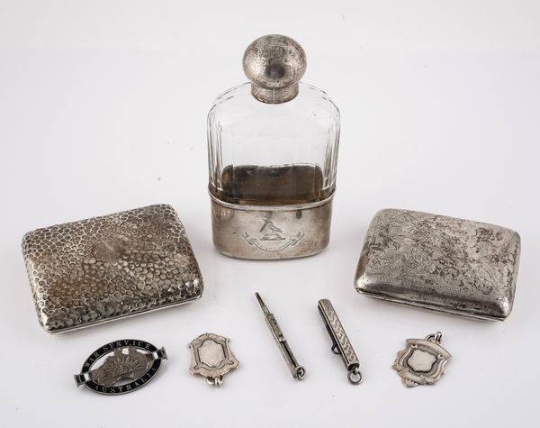 A SILVER MOUNTED SPIRIT FLASK AND EIGHT FURTHER ITEMS (9)