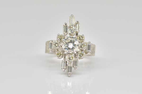 A WHITE GOLD AND DIAMOND CLUSTER RING