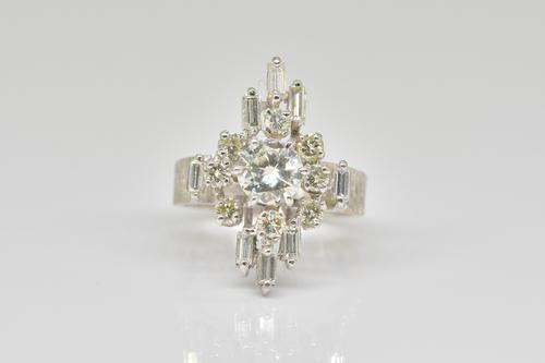 A WHITE GOLD AND DIAMOND CLUSTER RING