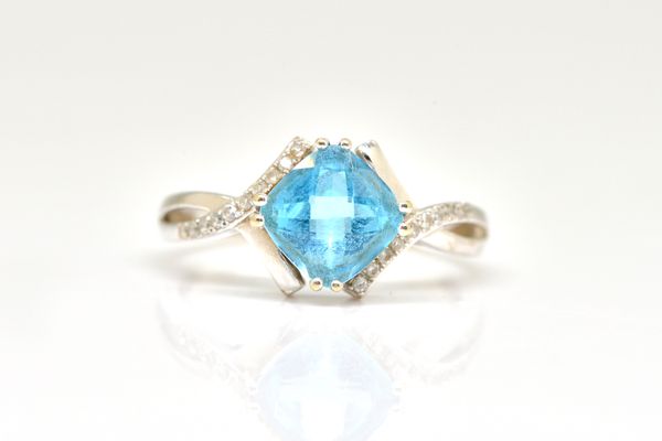 AN 18CT WHITE GOLD, BLUE TOPAZ AND DIAMOND RING