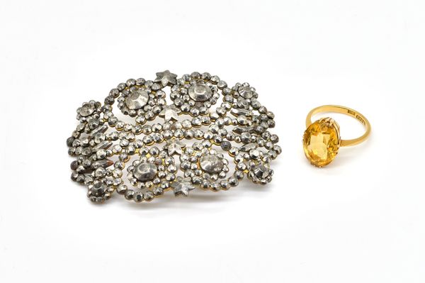 A GOLD AND CITRINE RING AND A BROOCH (2)