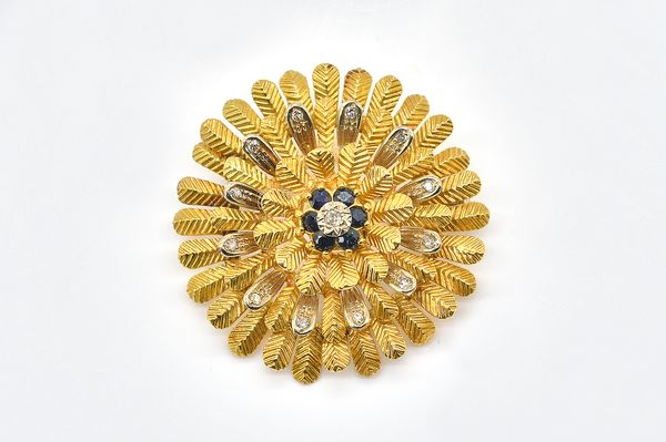 AN 18CT GOLD, DIAMOND AND SAPPHIRE BROOCH