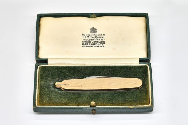 A 9CT GOLD MOUNTED TWIN BLADED FOLDING POCKET KNIFE