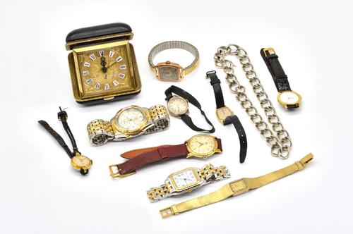 A 9CT GOLD CASED GENTLEMAN'S WRISTWATCH AND TEN FURTHER ITEMS (11)