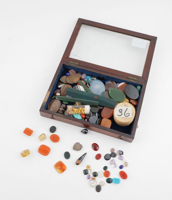 A GROUP OF HARDSTONES, INTAGLIOS, GEMSTONES AND FURTHER ITEMS (QTY)