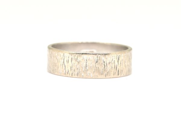 A WHITE GOLD WEDDING BAND RING